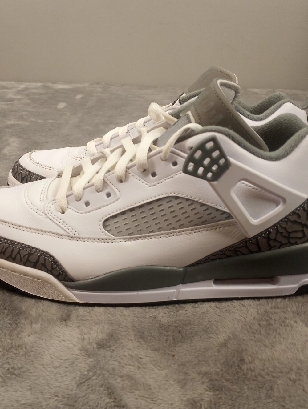 Jordan Men's White and Gray Retro Basketball Sneakers Size 8.5